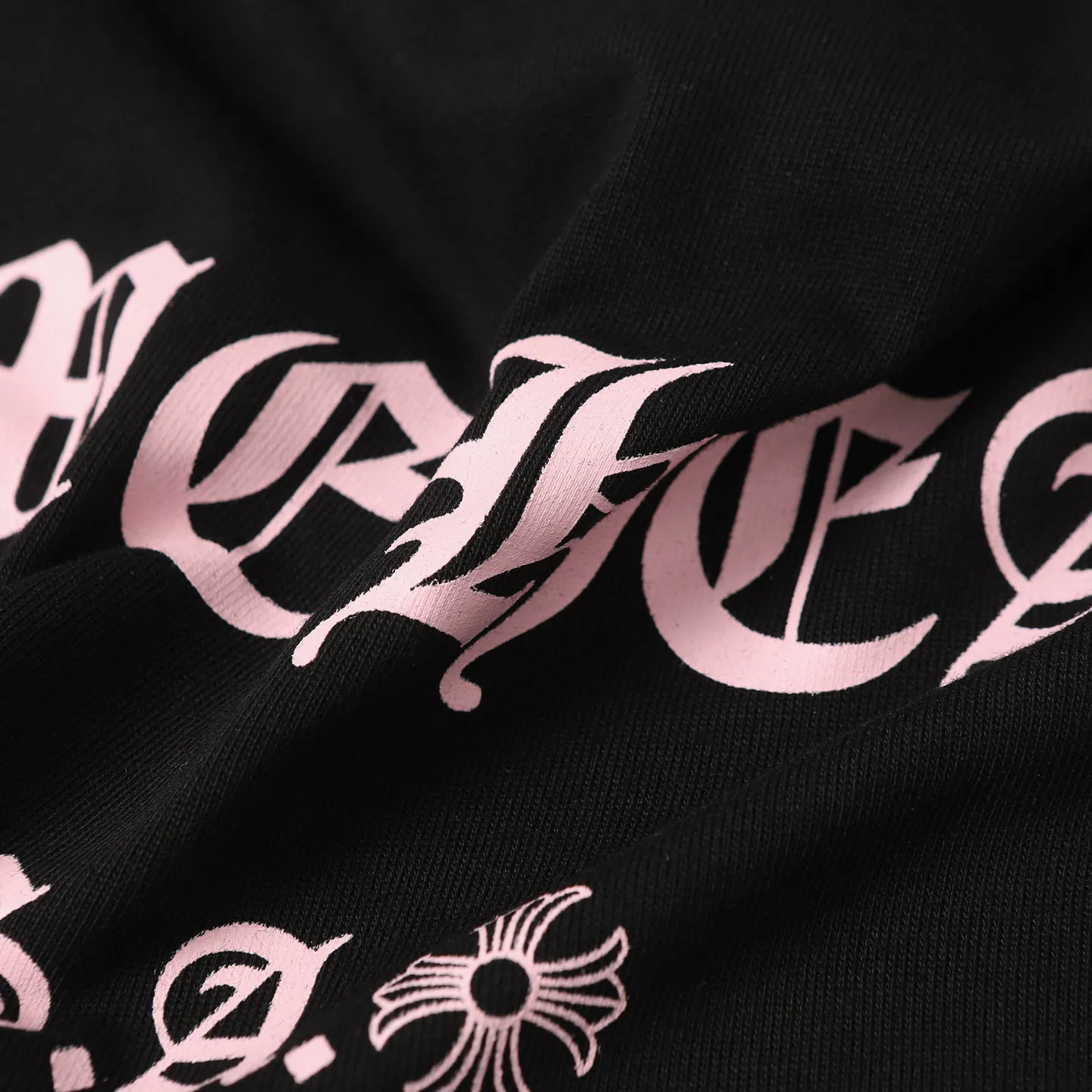 🅿️170 CHROME HEARTS/Chrome Heart CH Sanskrit printed short-sleeved T-shirt The fabric is made of 280g heavy combed cotton, customized with 32 count 1*1 threads, and washed twice for ready-to-wear. The fabric is comfortable and skin-friendly without any strange feeling. Custom-dyed fabric, with high textile density, good drape, and not easy to deform. The thick texture and tight spinning process will not affect the breathability of the fabric. The color saturation is very high. Imported digital direct-injection printing technology. A versatile and good-looking short-sleeve. The loose version covers the flesh and makes you look slimmer. It is the same style for men and women. It has three complete standards. Color: Black-White Size: XS-L